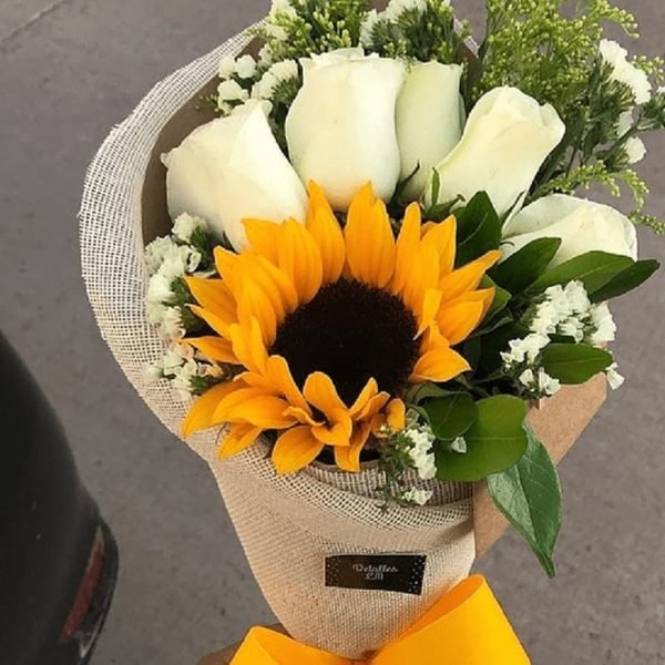 RAMO ROSAS BLANCAS + GIRASOL $32.000_