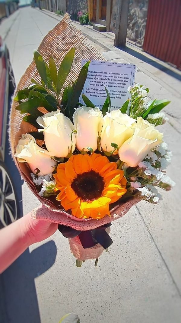 RAMO ROSAS BLANCAS + GIRASOL $32.000_ - Imagen 2